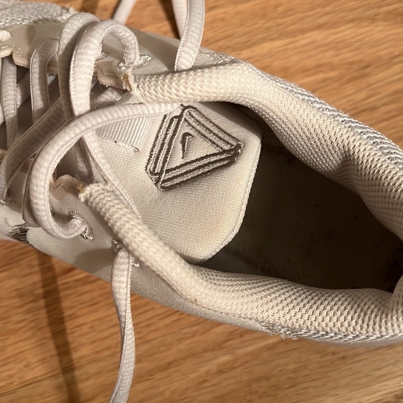 Nike cross training white womens sneakers - Picture 6 of 8